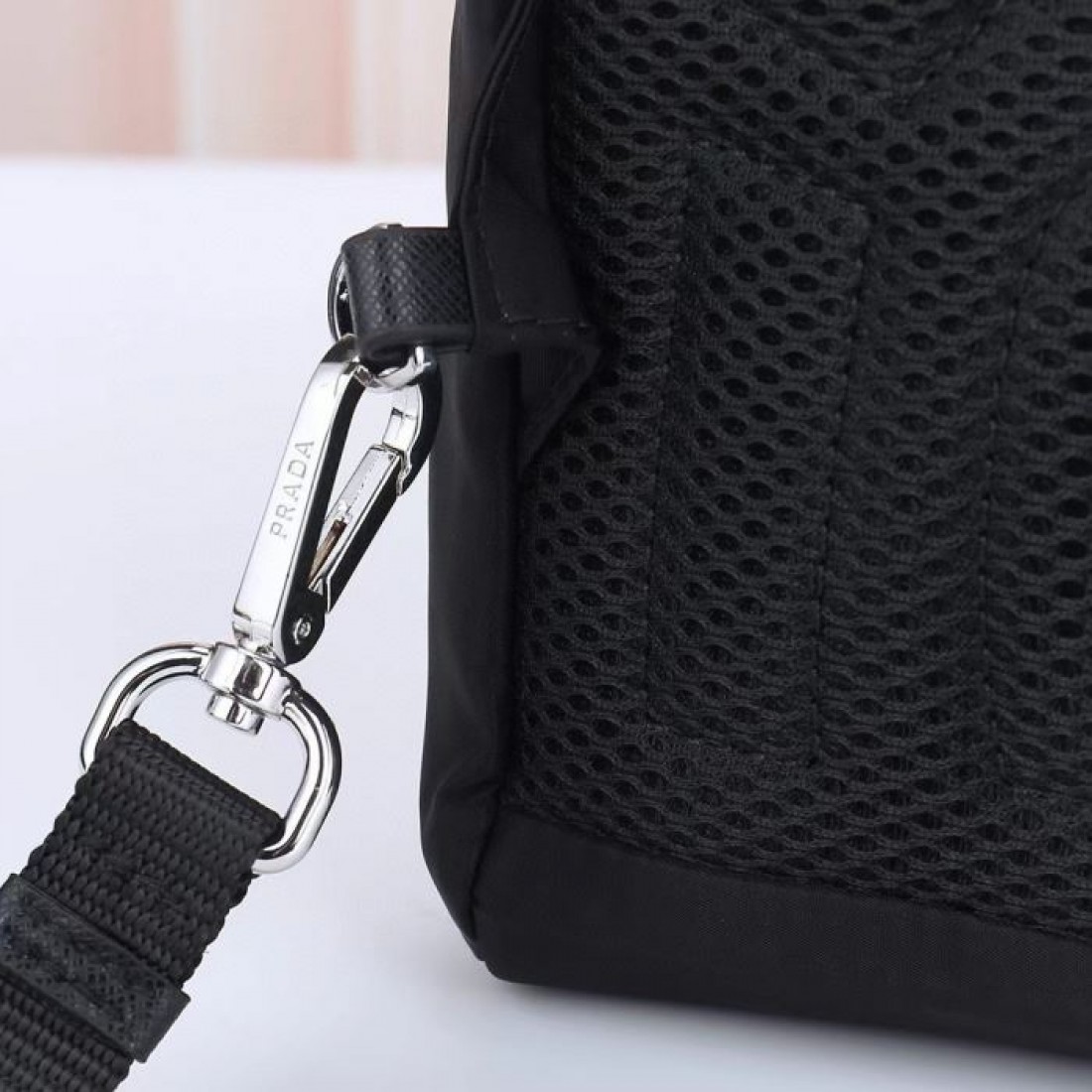 上下独立ポケット トップハンドル付き PRADA プラダ コピー スリングバッグ 斜め掛け 旅行サブバッグ デイリーユース