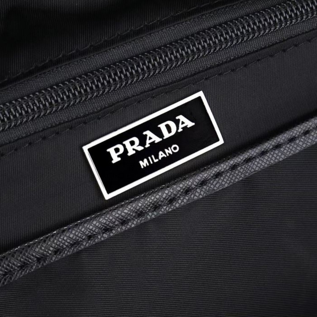 上下独立ポケット トップハンドル付き PRADA プラダ コピー スリングバッグ 斜め掛け 旅行サブバッグ デイリーユース