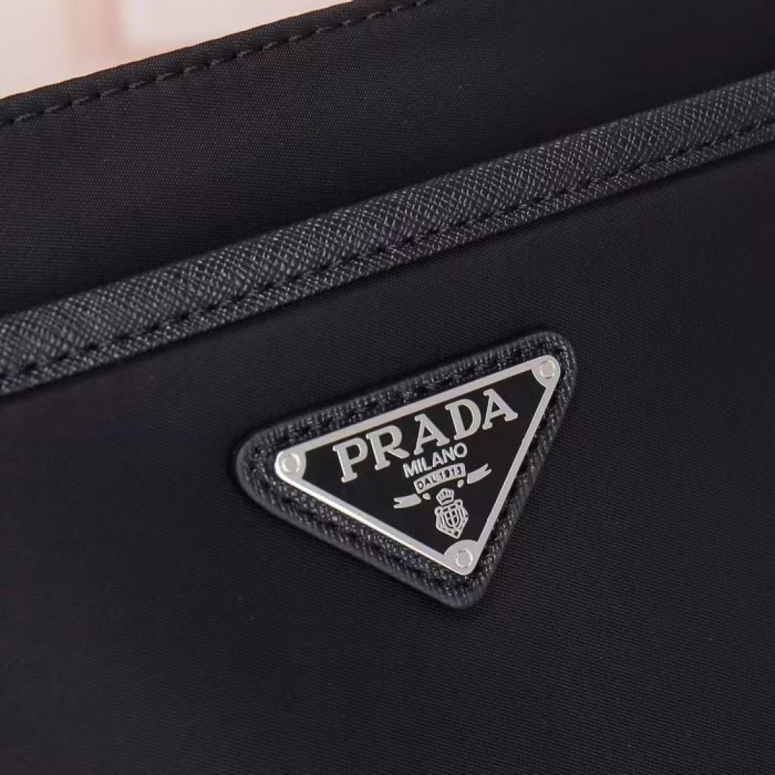 幅広ロゴ入りベルト マットな質感 PRADA プラダ コピー メッセンジャーバッグ 肩掛け 通勤 ビジネスカジュアル