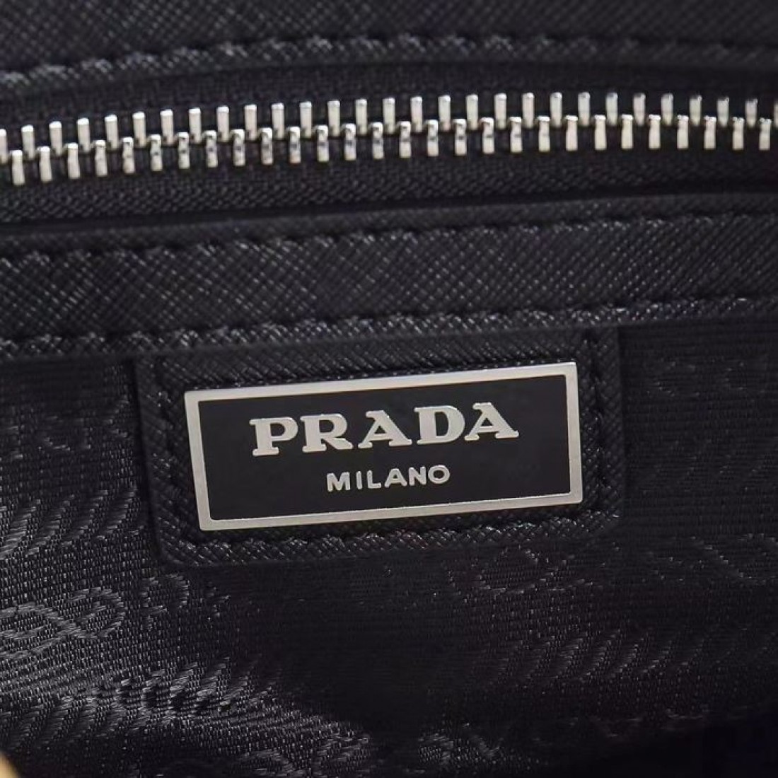 幅広ロゴ入りベルト マットな質感 PRADA プラダ コピー メッセンジャーバッグ 肩掛け 通勤 ビジネスカジュアル