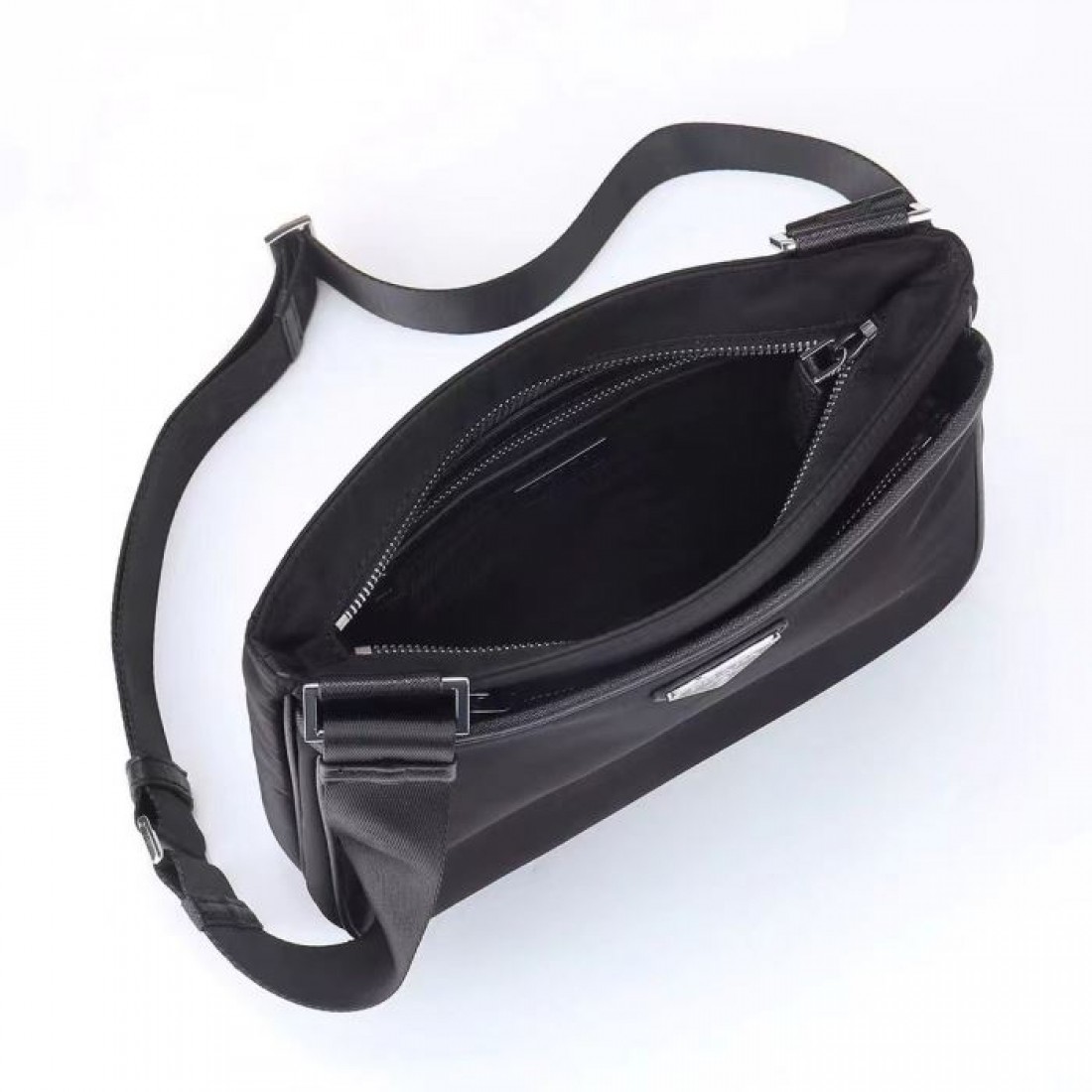 幅広ロゴ入りベルト マットな質感 PRADA プラダ コピー メッセンジャーバッグ 肩掛け 通勤 ビジネスカジュアル