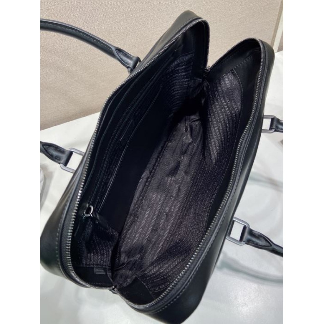 ネイビー ブラウン2色展開 スマートな横型設計 PRADA プラダ コピー ビジネスバッグ メンズ通勤 フォーマルスタイル