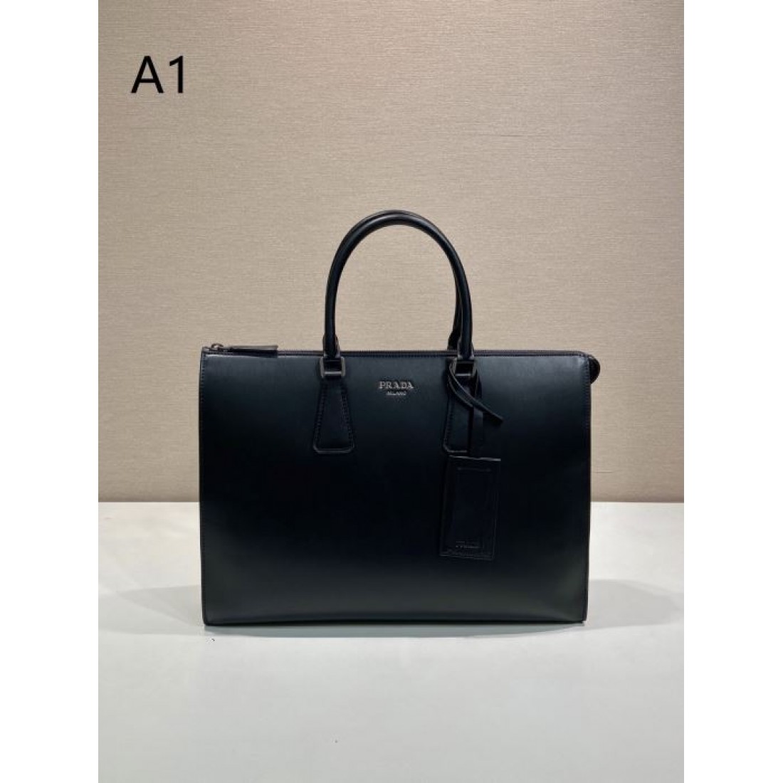 端正な横型シルエット ダブルハンドル PRADA...