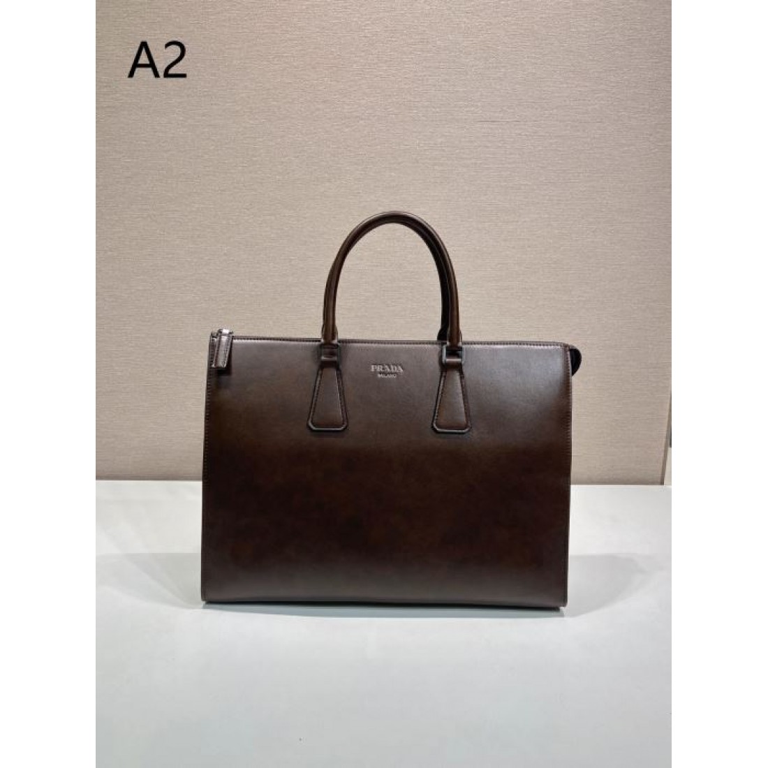 端正な横型シルエット ダブルハンドル PRADA プラダ コピー ブリーフケース レザー調 クラシカルモード