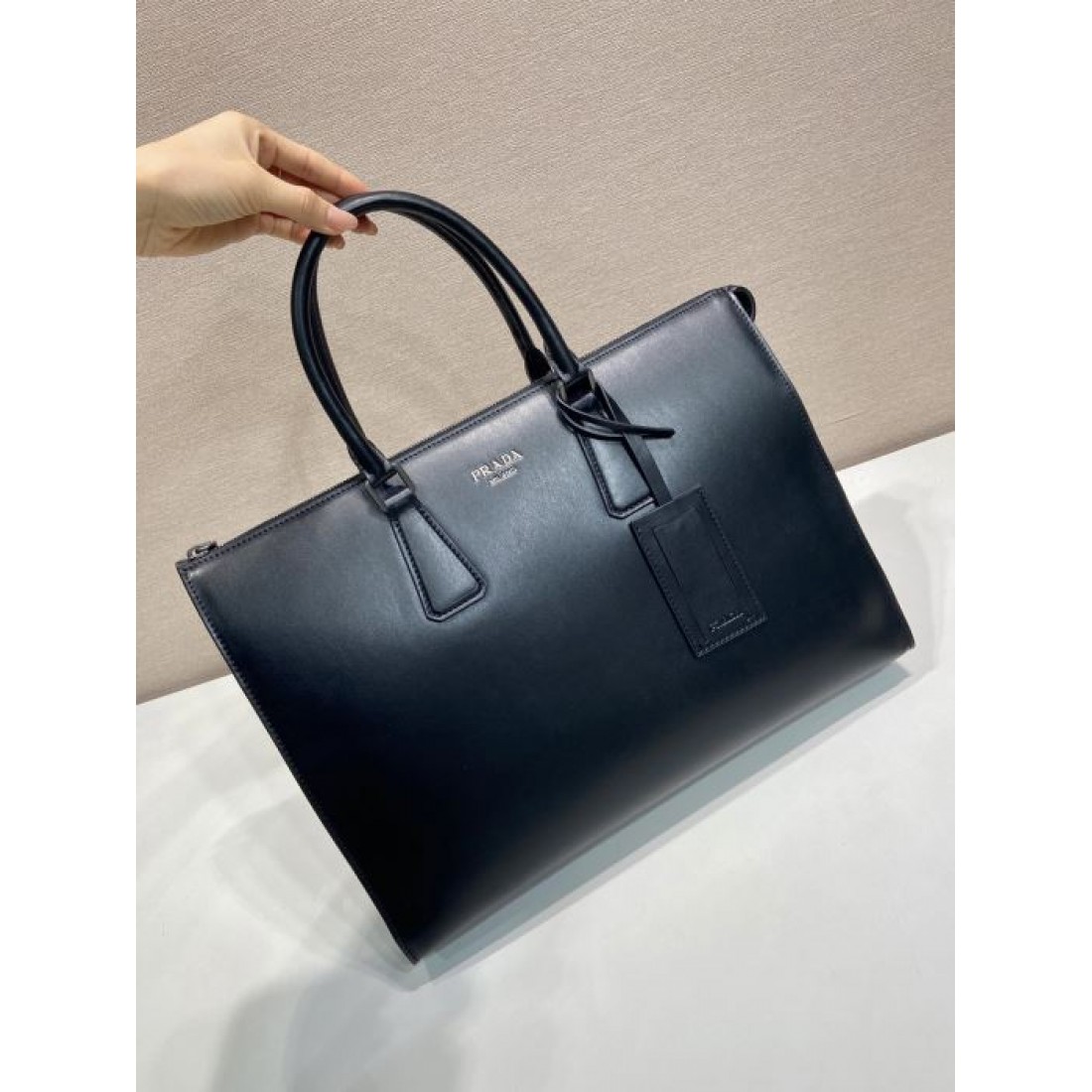 端正な横型シルエット ダブルハンドル PRADA プラダ コピー ブリーフケース レザー調 クラシカルモード