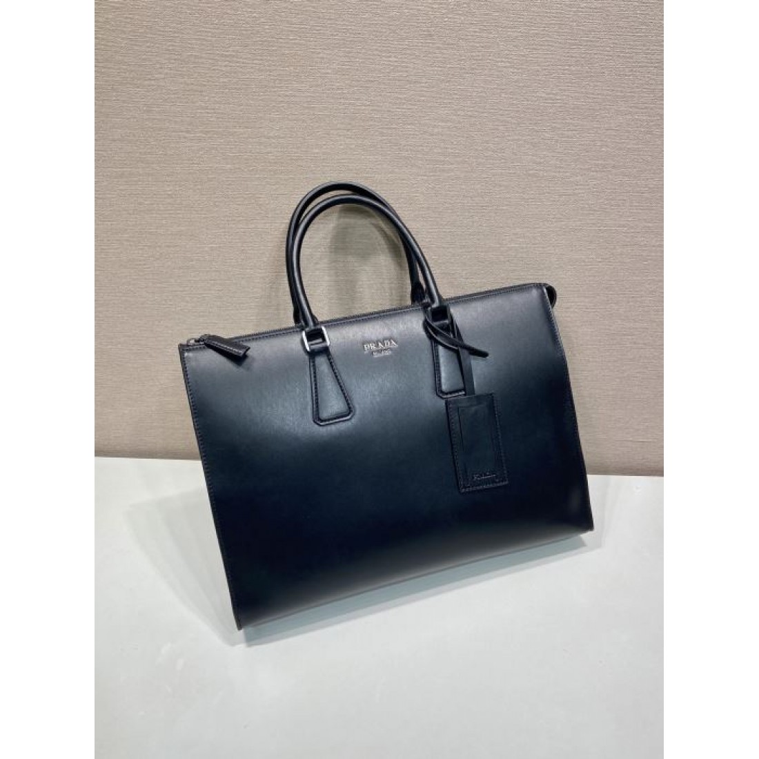 端正な横型シルエット ダブルハンドル PRADA プラダ コピー ブリーフケース レザー調 クラシカルモード