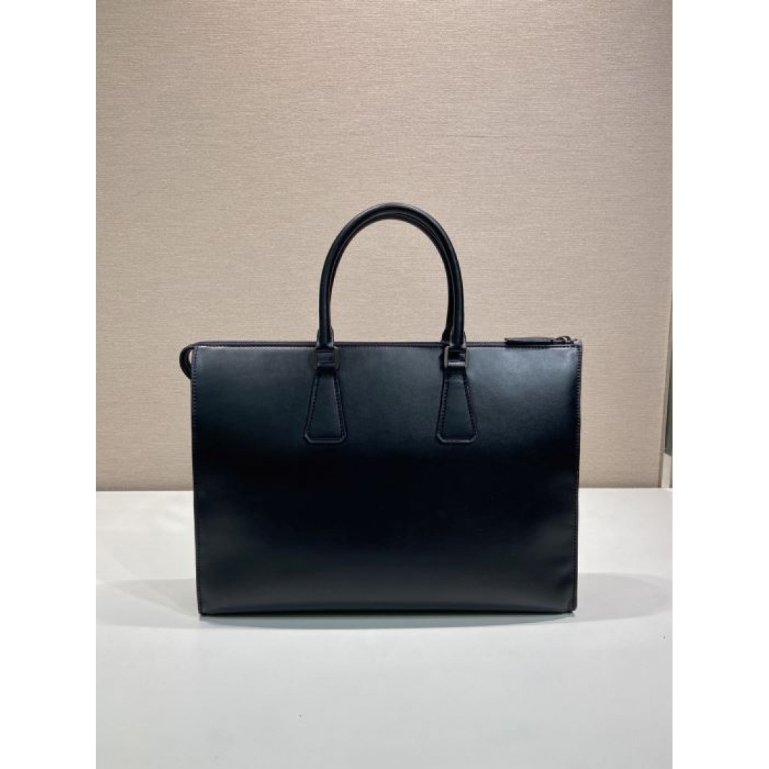 端正な横型シルエット ダブルハンドル PRADA プラダ コピー ブリーフケース レザー調 クラシカルモード