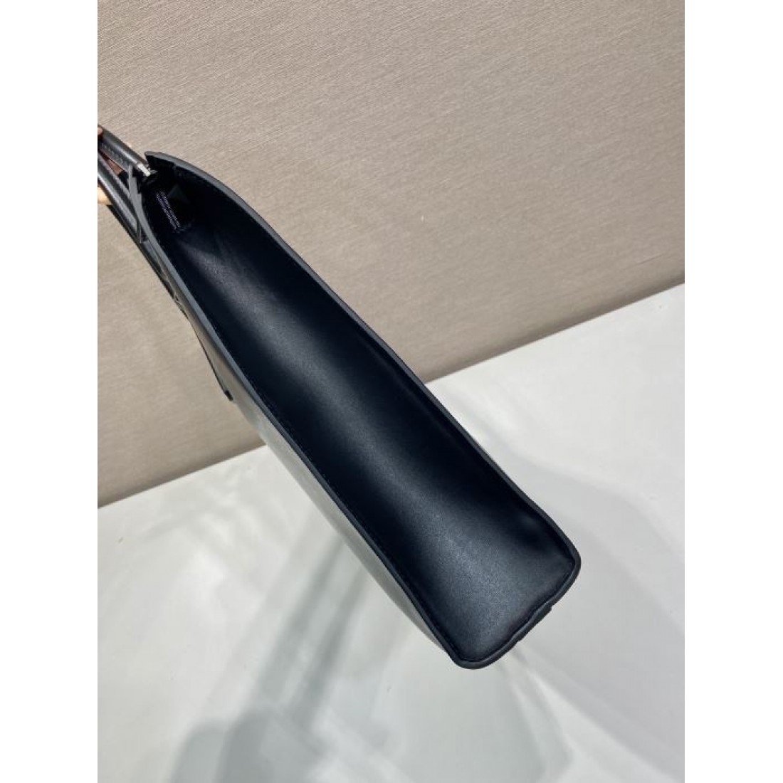 端正な横型シルエット ダブルハンドル PRADA プラダ コピー ブリーフケース レザー調 クラシカルモード