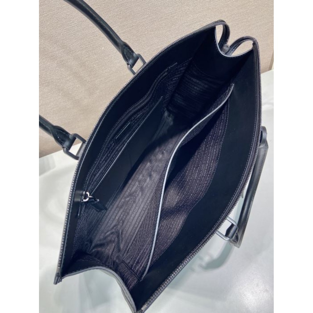 端正な横型シルエット ダブルハンドル PRADA プラダ コピー ブリーフケース レザー調 クラシカルモード