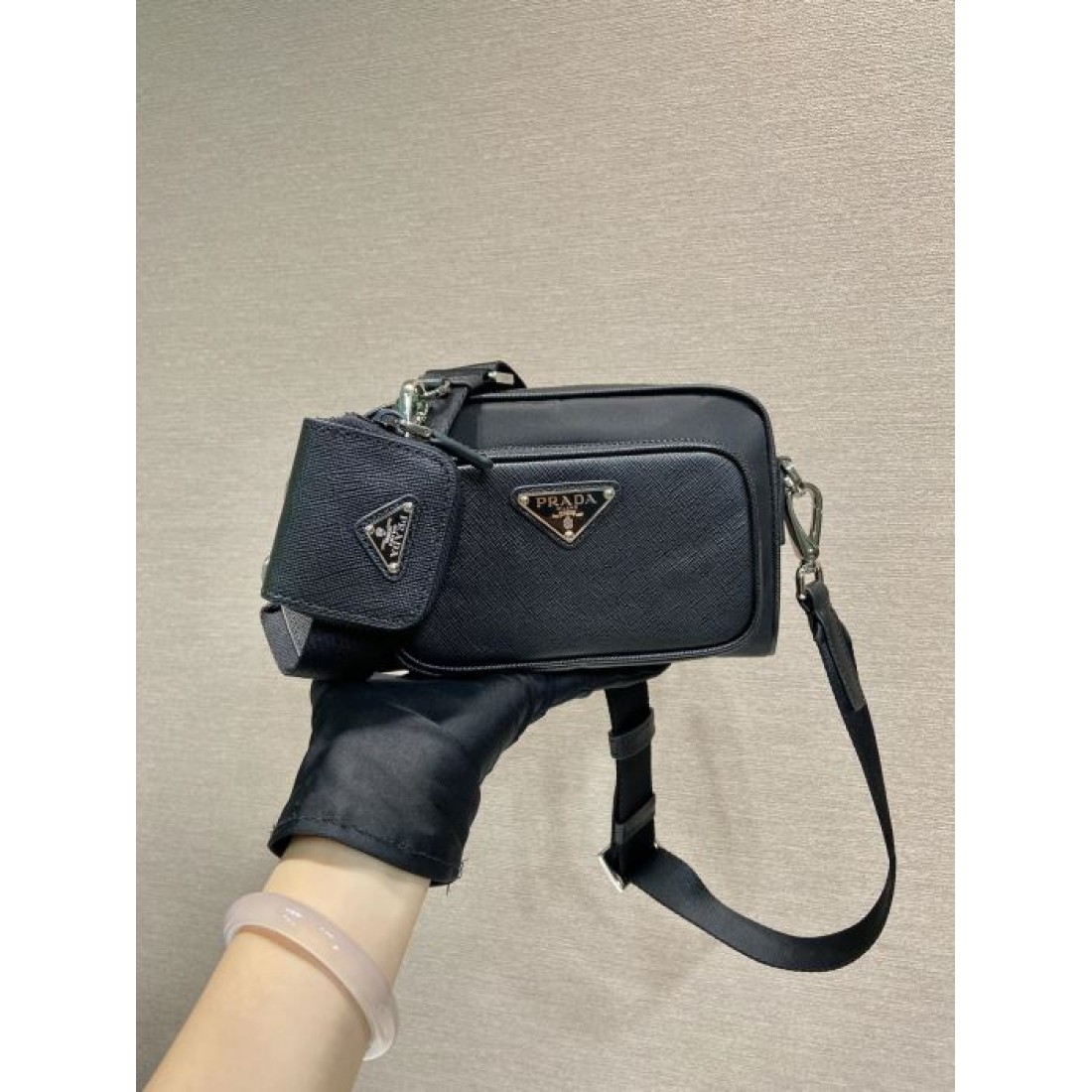 ミニポーチ付き コンパクト設計 PRADA プラ...