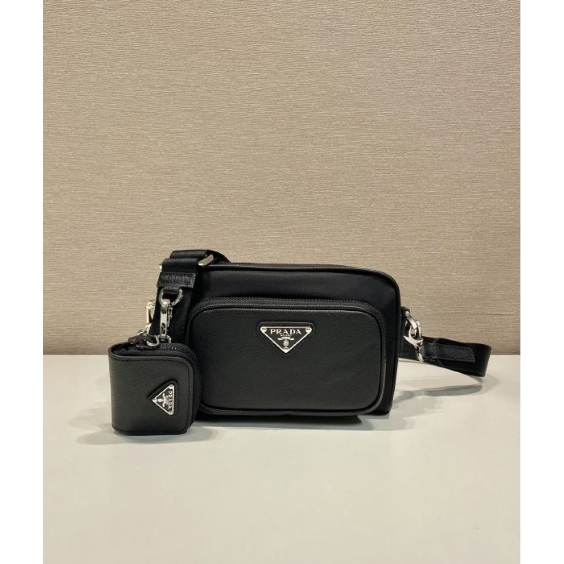 ミニポーチ付き コンパクト設計 PRADA プラダ コピー クロスボディバッグ メンズ斜め掛け 休日カジュアル