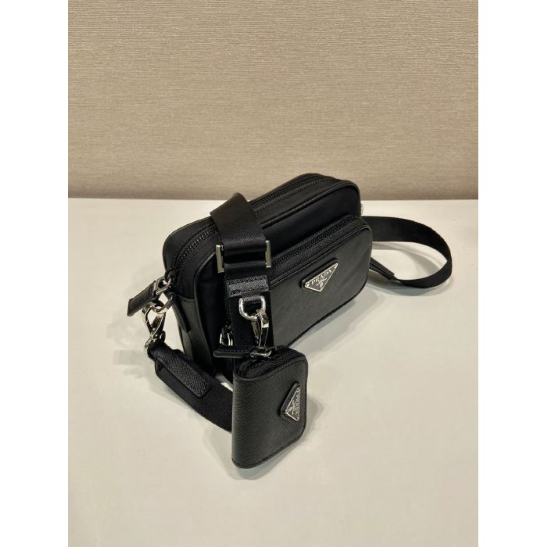 ミニポーチ付き コンパクト設計 PRADA プラダ コピー クロスボディバッグ メンズ斜め掛け 休日カジュアル