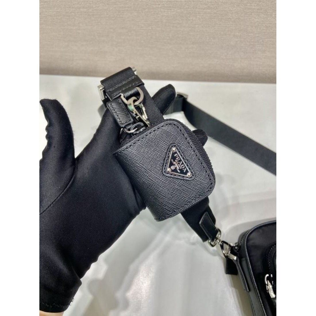 ミニポーチ付き コンパクト設計 PRADA プラダ コピー クロスボディバッグ メンズ斜め掛け 休日カジュアル