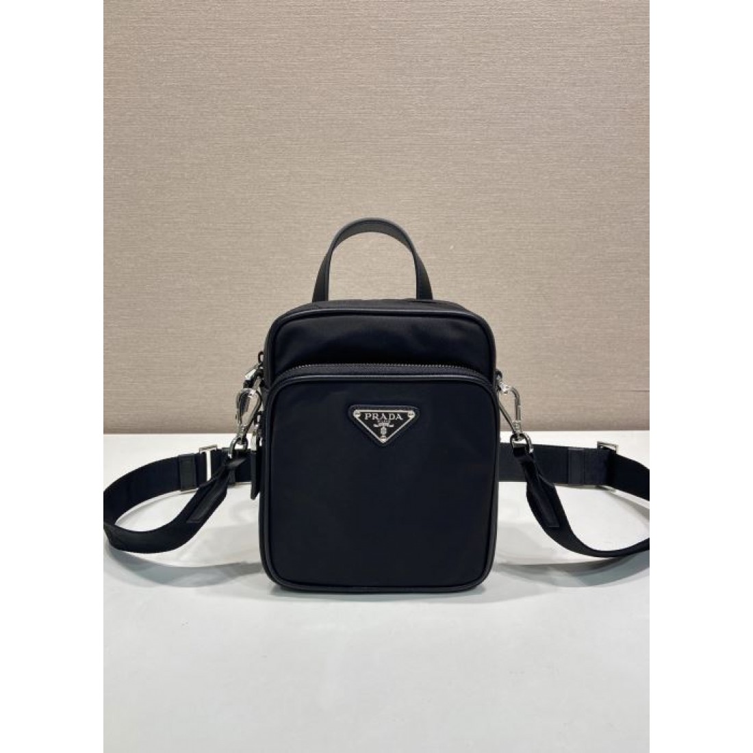 深みブラック 三角メタルプレート PRADA プ...
