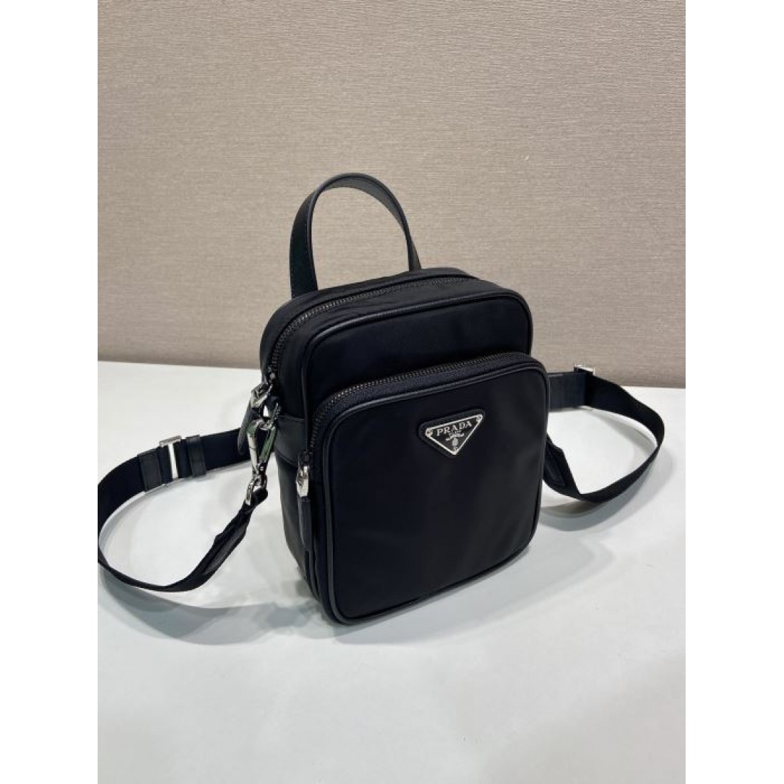 深みブラック 三角メタルプレート PRADA プラダ コピー ミニショルダーバッグ 縦型フォルム 街歩きスタイル