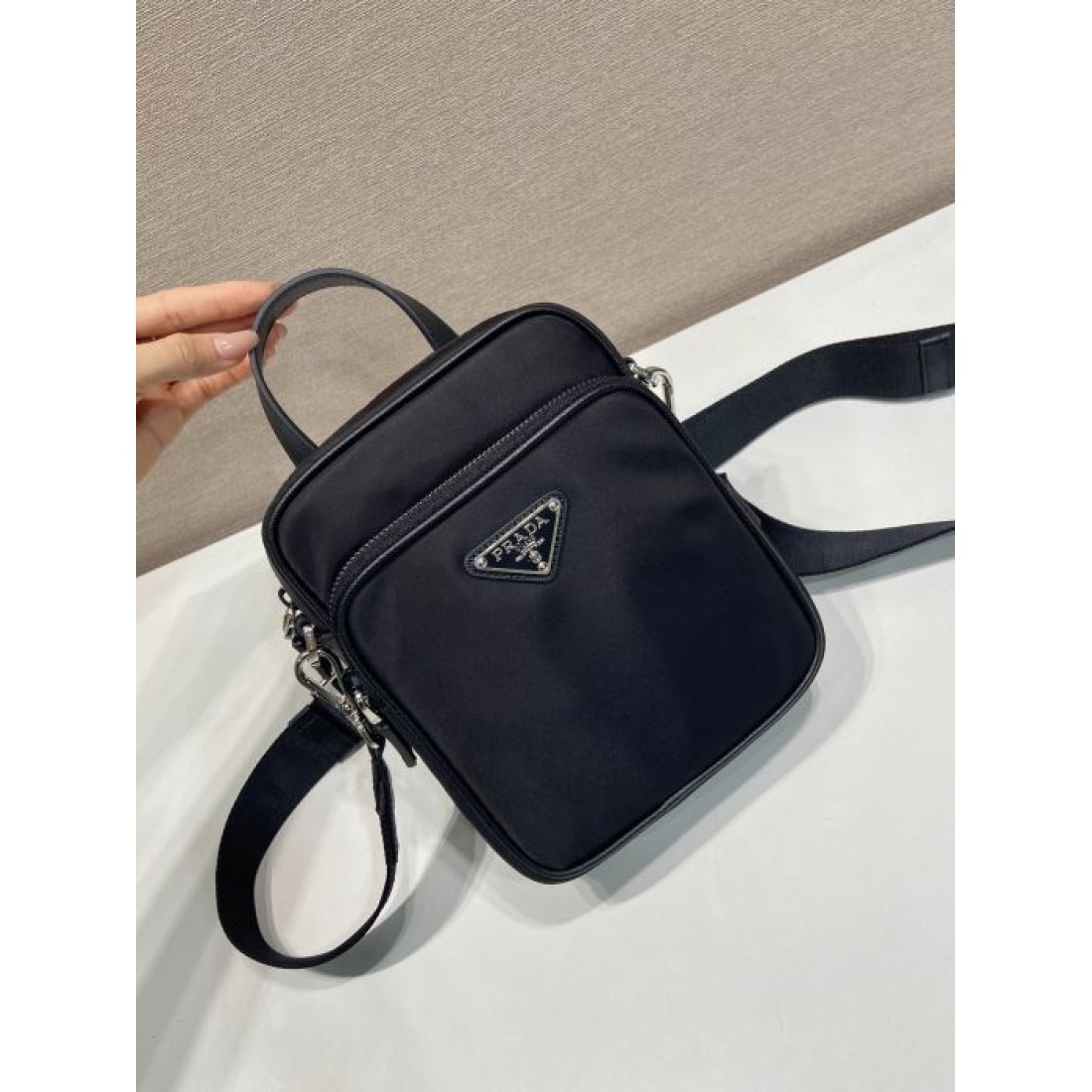 深みブラック 三角メタルプレート PRADA プラダ コピー ミニショルダーバッグ 縦型フォルム 街歩きスタイル