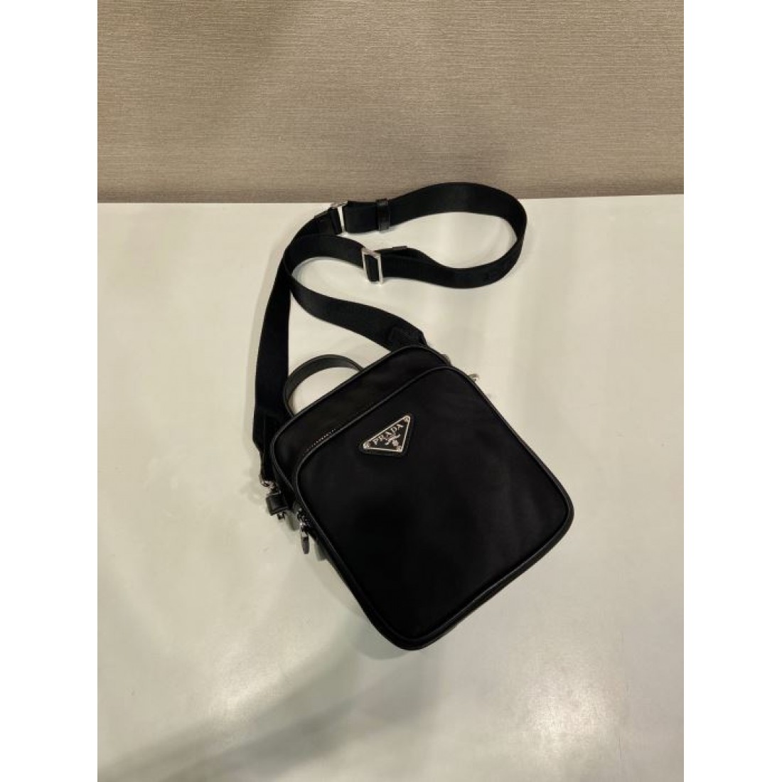 深みブラック 三角メタルプレート PRADA プラダ コピー ミニショルダーバッグ 縦型フォルム 街歩きスタイル