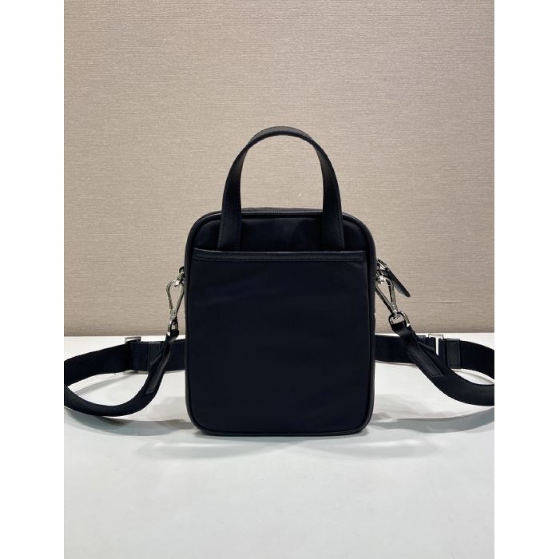 深みブラック 三角メタルプレート PRADA プラダ コピー ミニショルダーバッグ 縦型フォルム 街歩きスタイル