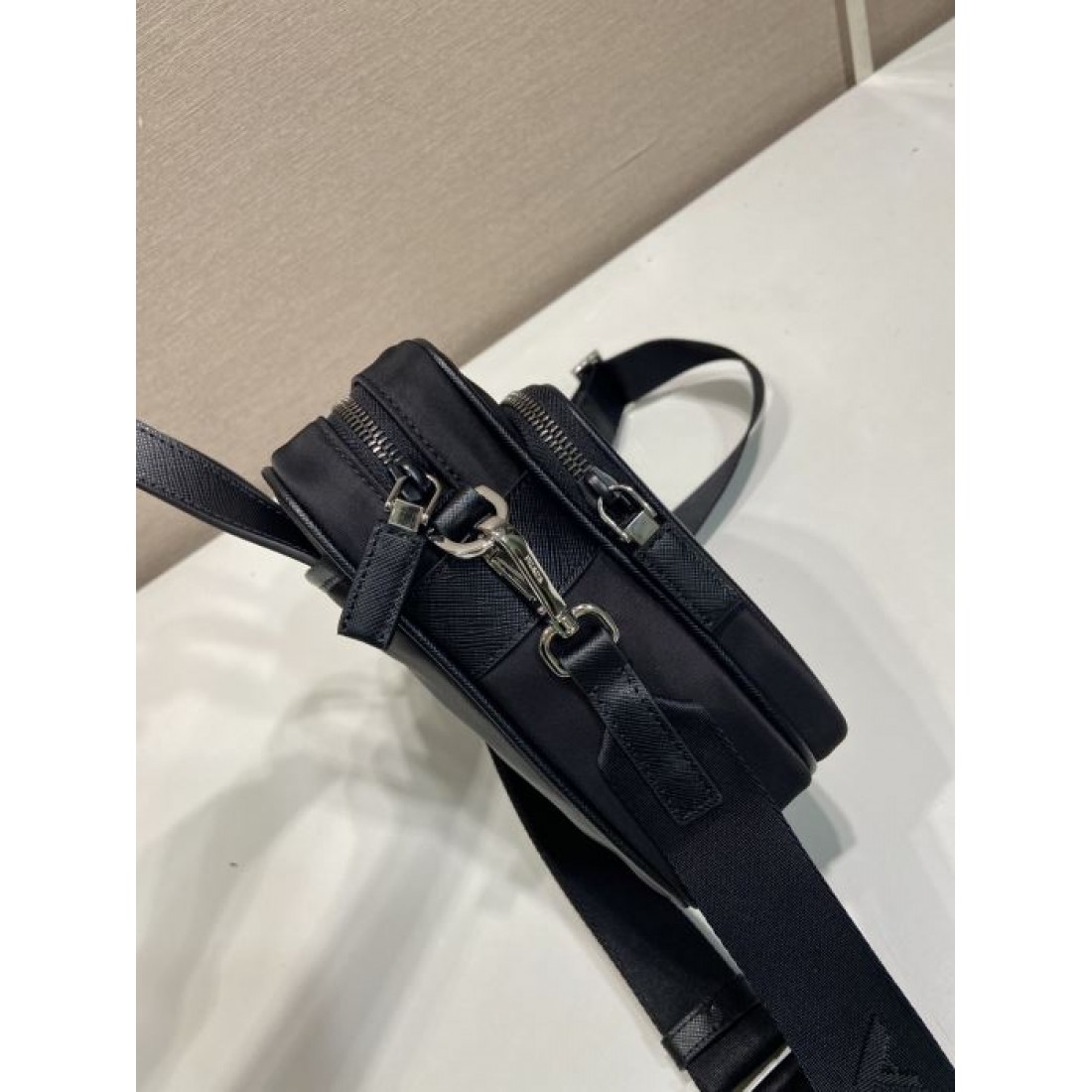 深みブラック 三角メタルプレート PRADA プラダ コピー ミニショルダーバッグ 縦型フォルム 街歩きスタイル