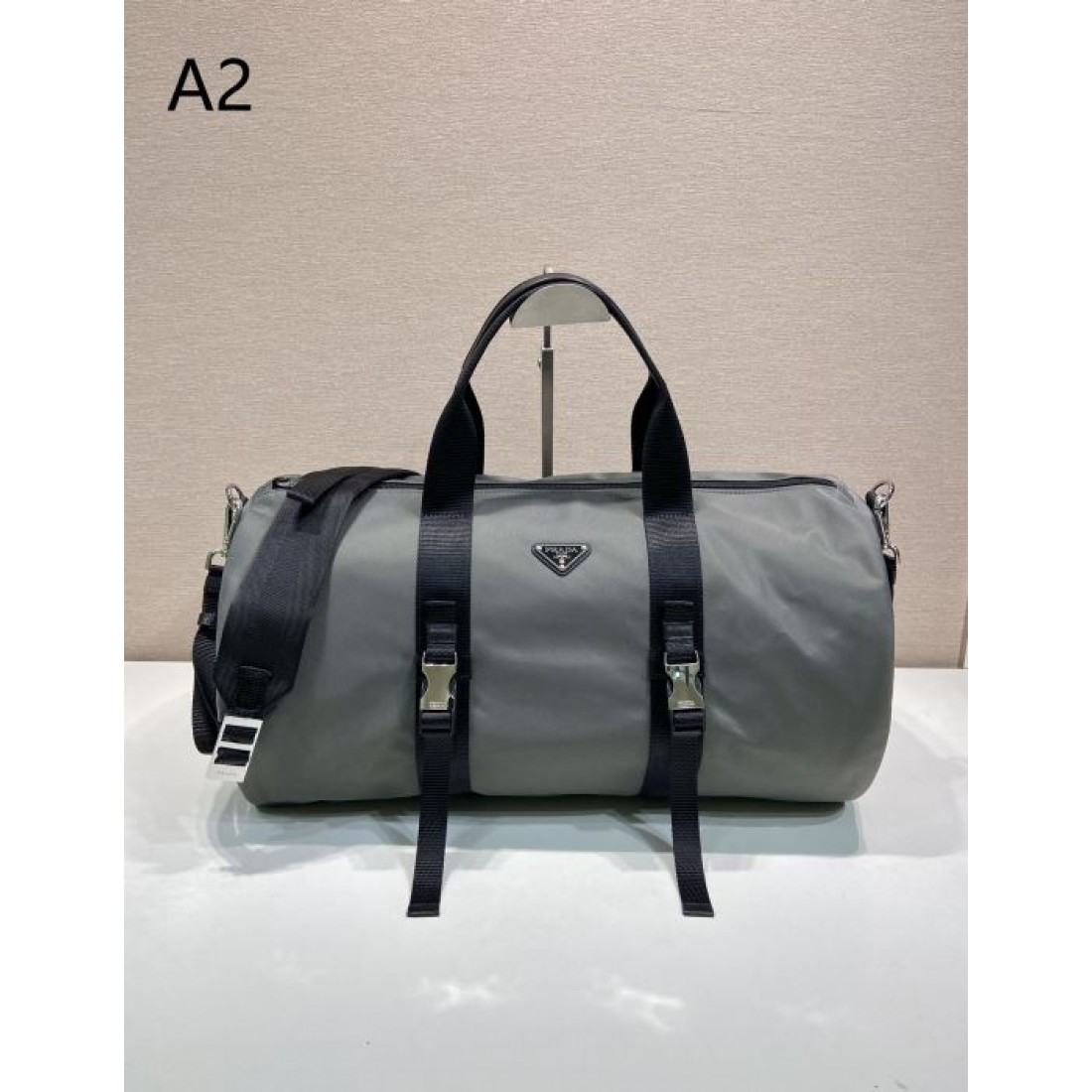 グレー ブラック2色展開 PRADA プラダ コピー ボストンバッグ 円筒型フォルム 週末旅行