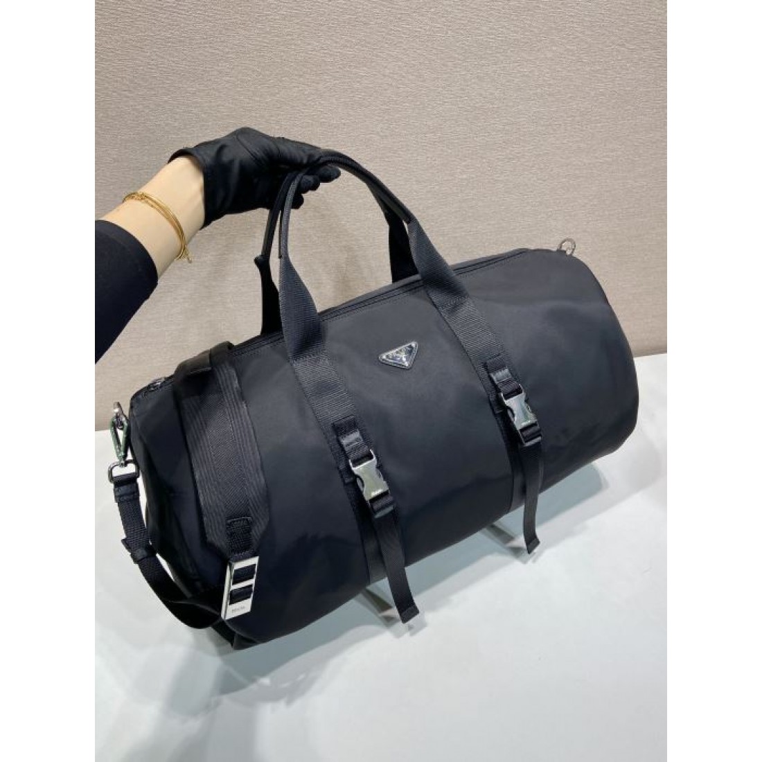 グレー ブラック2色展開 PRADA プラダ コピー ボストンバッグ 円筒型フォルム 週末旅行