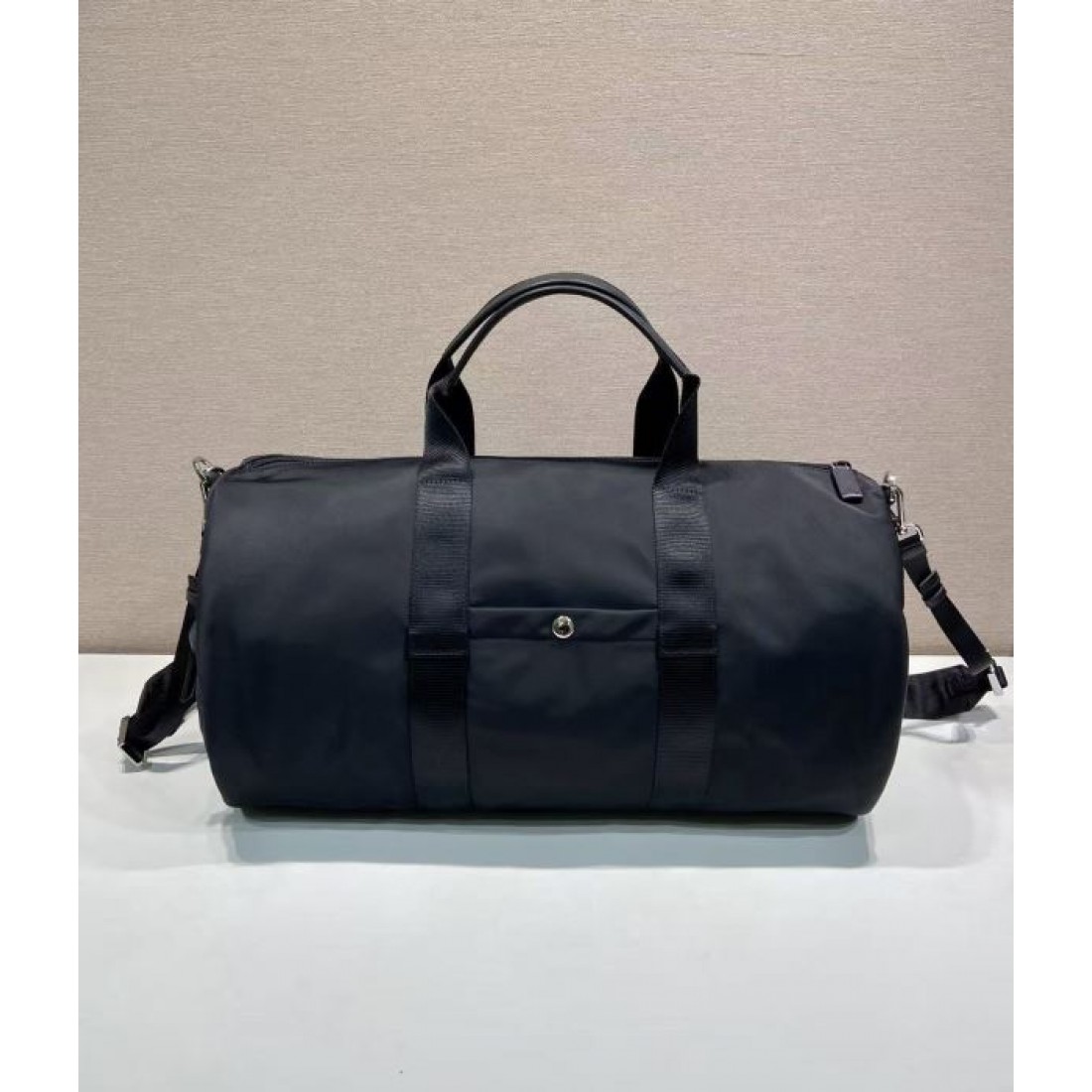 グレー ブラック2色展開 PRADA プラダ コピー ボストンバッグ 円筒型フォルム 週末旅行