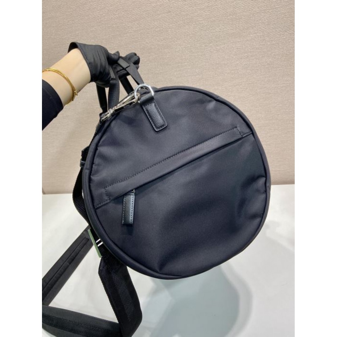 グレー ブラック2色展開 PRADA プラダ コピー ボストンバッグ 円筒型フォルム 週末旅行