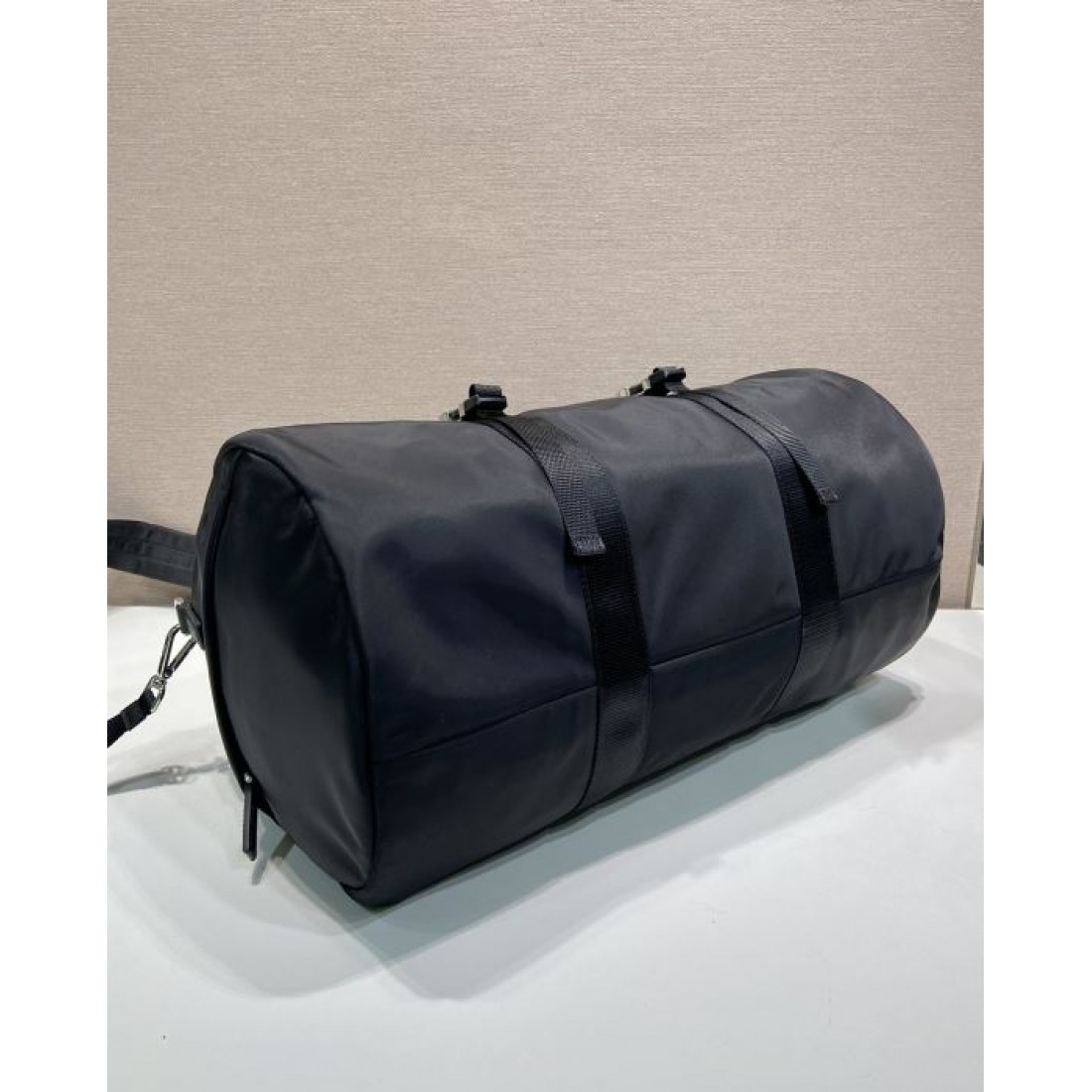 グレー ブラック2色展開 PRADA プラダ コピー ボストンバッグ 円筒型フォルム 週末旅行