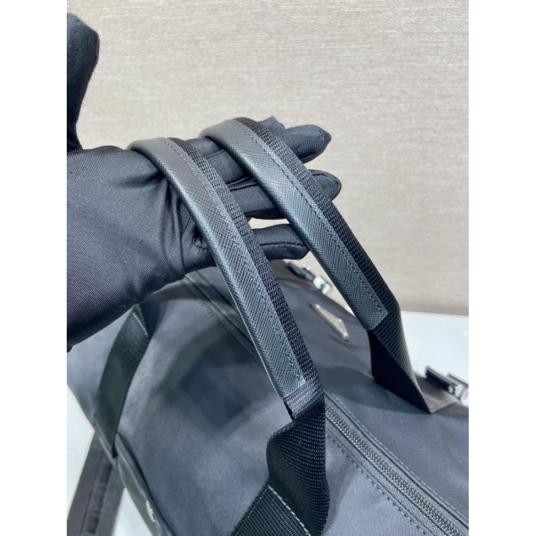 グレー ブラック2色展開 PRADA プラダ コピー ボストンバッグ 円筒型フォルム 週末旅行