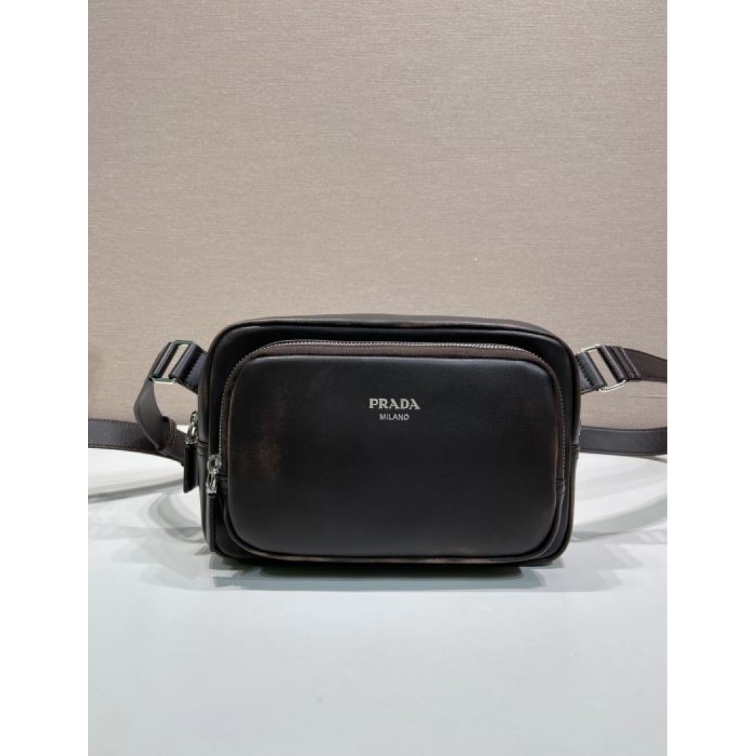 光沢レザー調 ワイドストラップ PRADA プラ...
