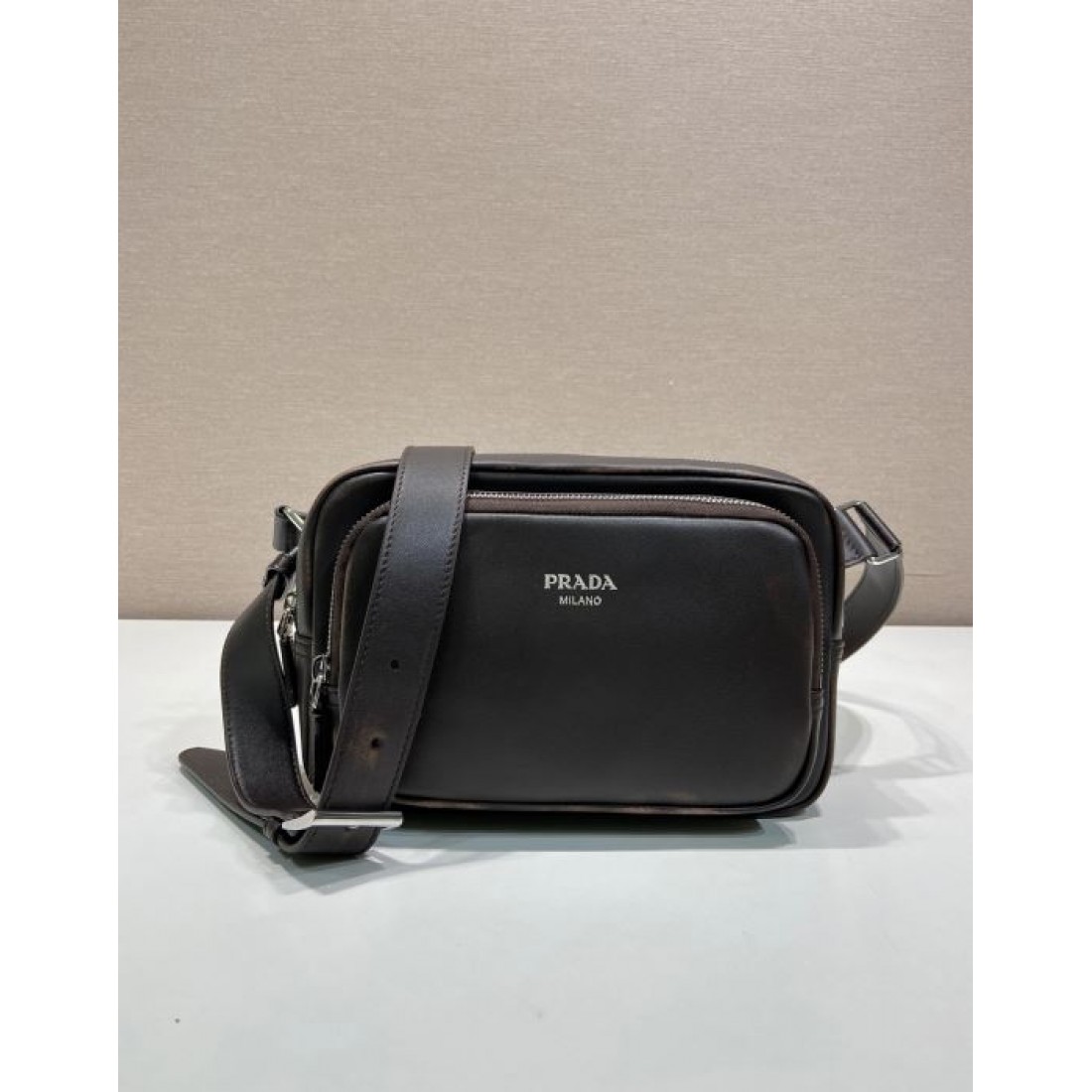 光沢レザー調 ワイドストラップ PRADA プラダ コピー ミニバッグ 斜め掛け 休日コーデ ストリートファッション