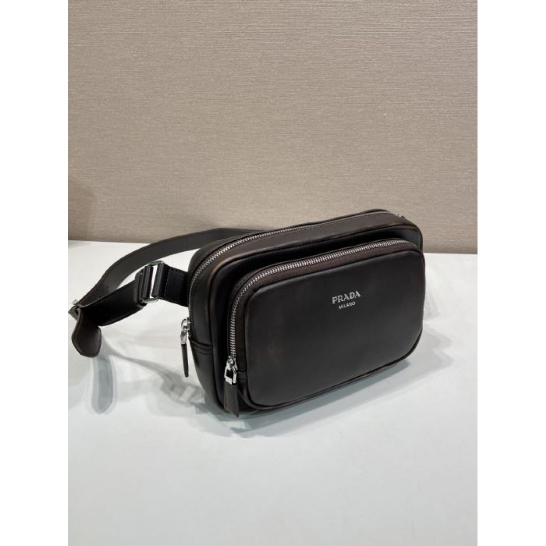 光沢レザー調 ワイドストラップ PRADA プラダ コピー ミニバッグ 斜め掛け 休日コーデ ストリートファッション