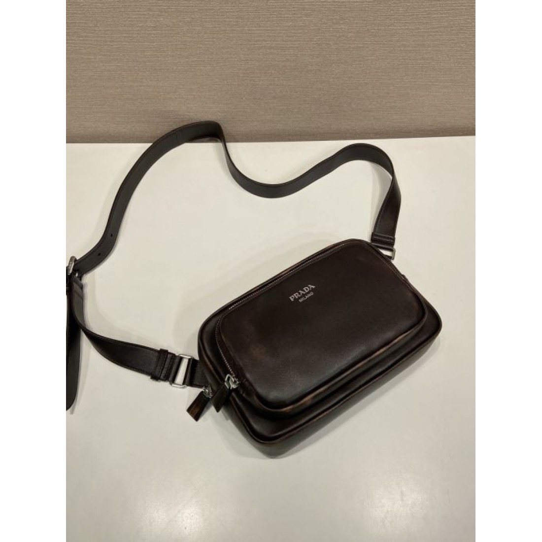 光沢レザー調 ワイドストラップ PRADA プラダ コピー ミニバッグ 斜め掛け 休日コーデ ストリートファッション