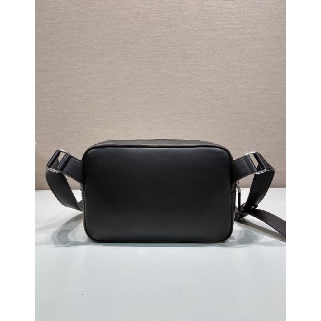 光沢レザー調 ワイドストラップ PRADA プラダ コピー ミニバッグ 斜め掛け 休日コーデ ストリートファッション