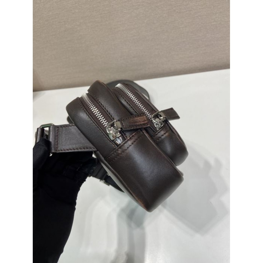 光沢レザー調 ワイドストラップ PRADA プラダ コピー ミニバッグ 斜め掛け 休日コーデ ストリートファッション