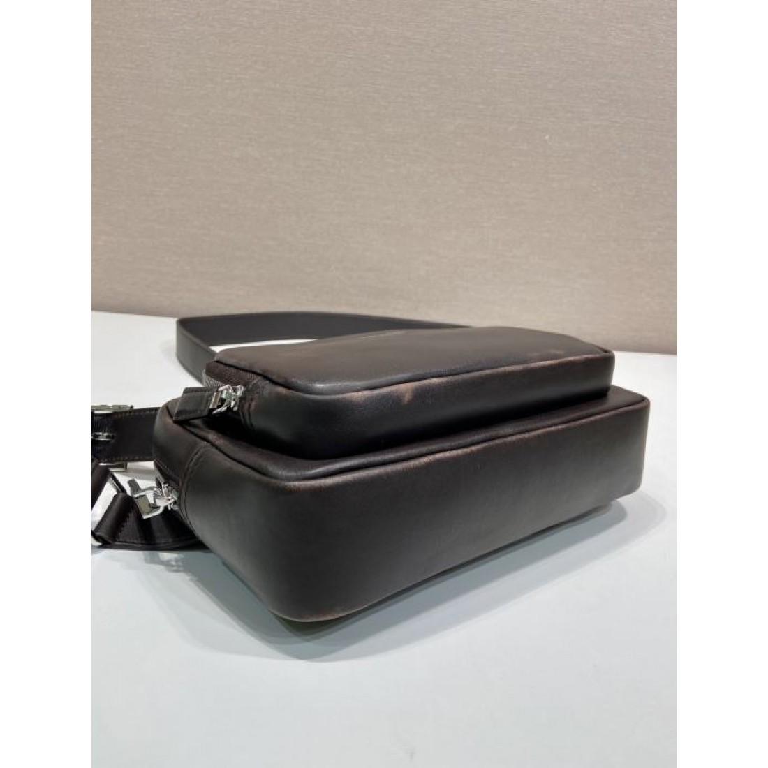 光沢レザー調 ワイドストラップ PRADA プラダ コピー ミニバッグ 斜め掛け 休日コーデ ストリートファッション