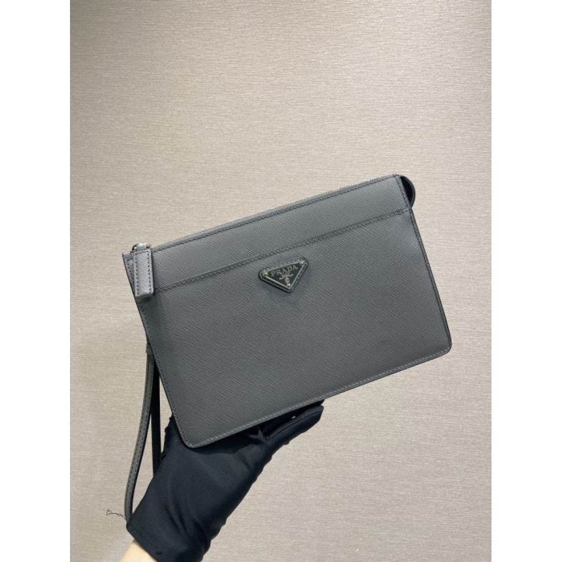 薄型スクエア 手首ストラップ付き PRADA プ...