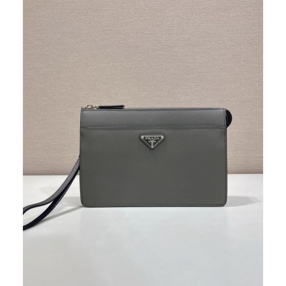 薄型スクエア 手首ストラップ付き PRADA プラダ コピー セカンドバッグ 街歩き 休日のお出かけ