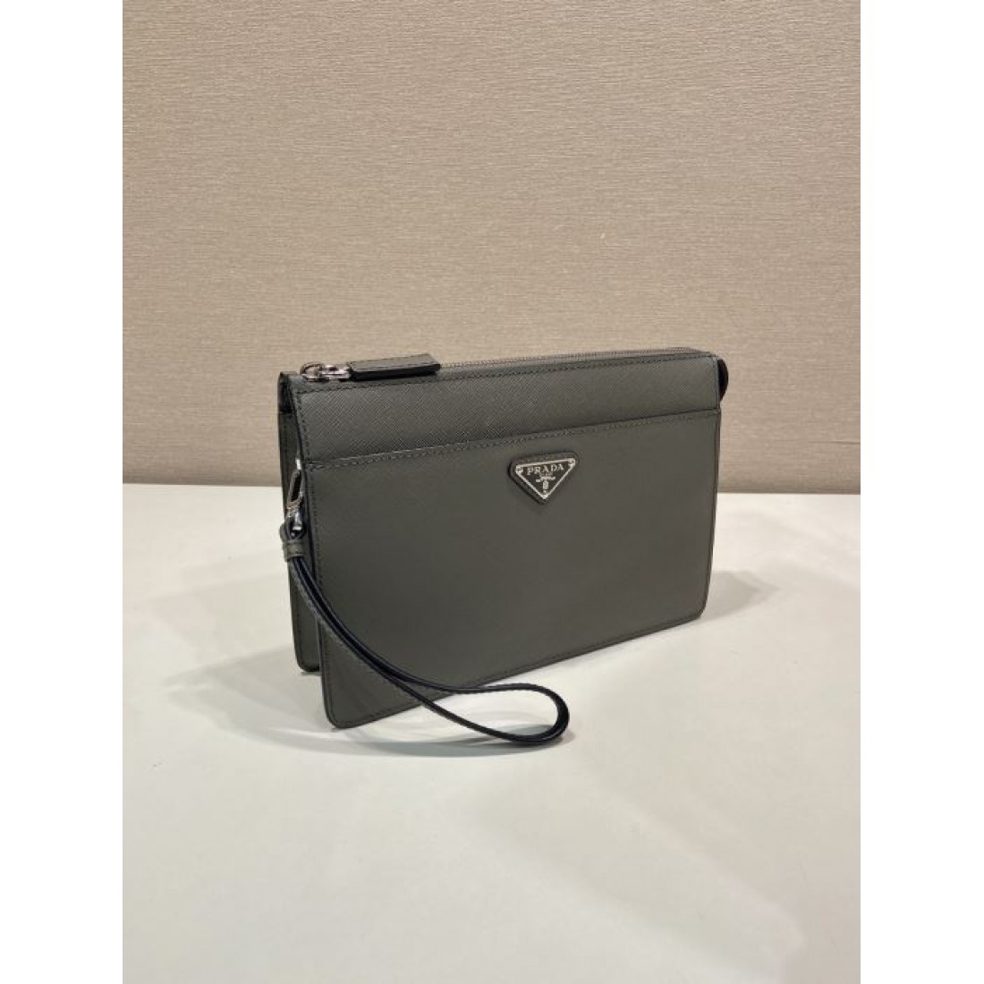 薄型スクエア 手首ストラップ付き PRADA プラダ コピー セカンドバッグ 街歩き 休日のお出かけ