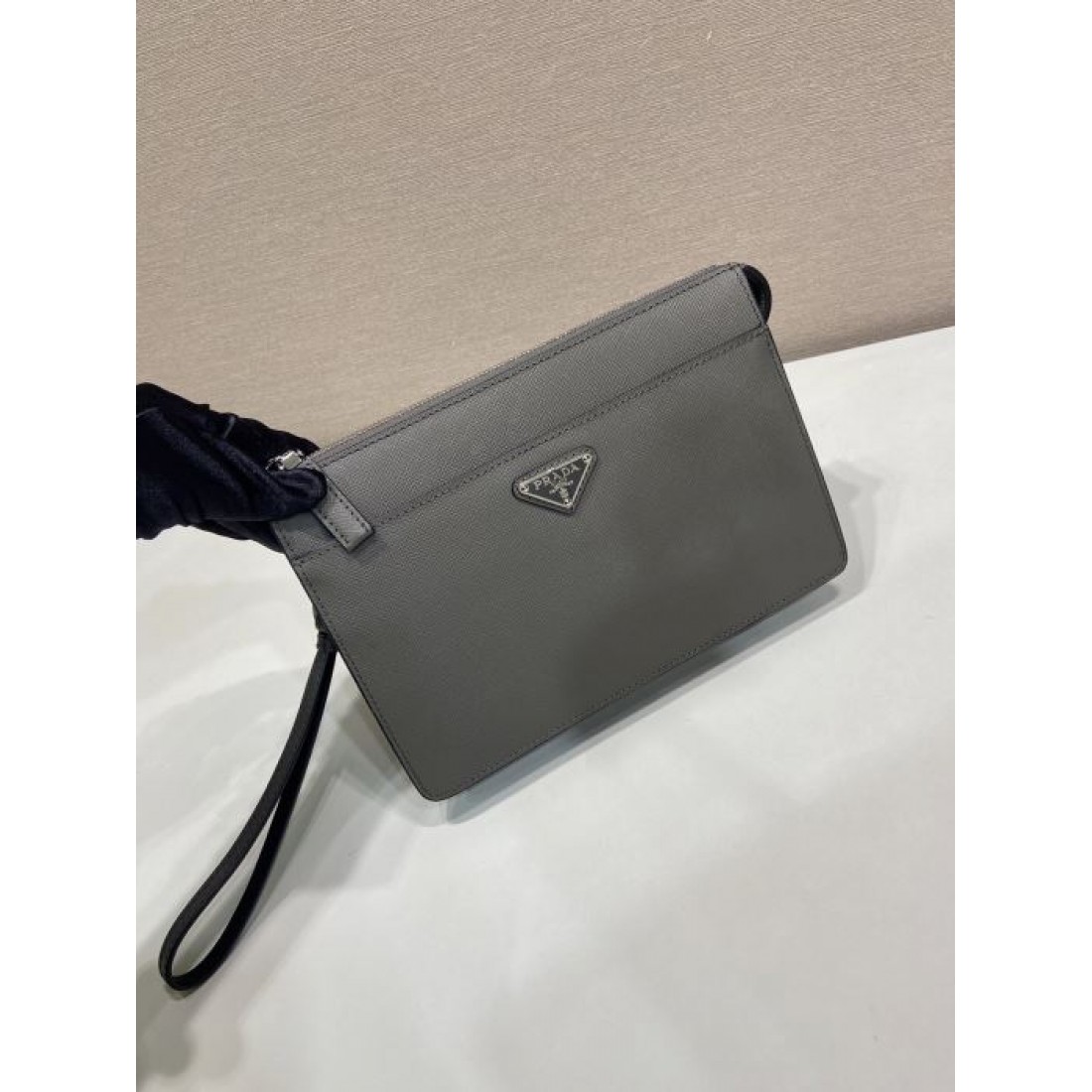 薄型スクエア 手首ストラップ付き PRADA プラダ コピー セカンドバッグ 街歩き 休日のお出かけ