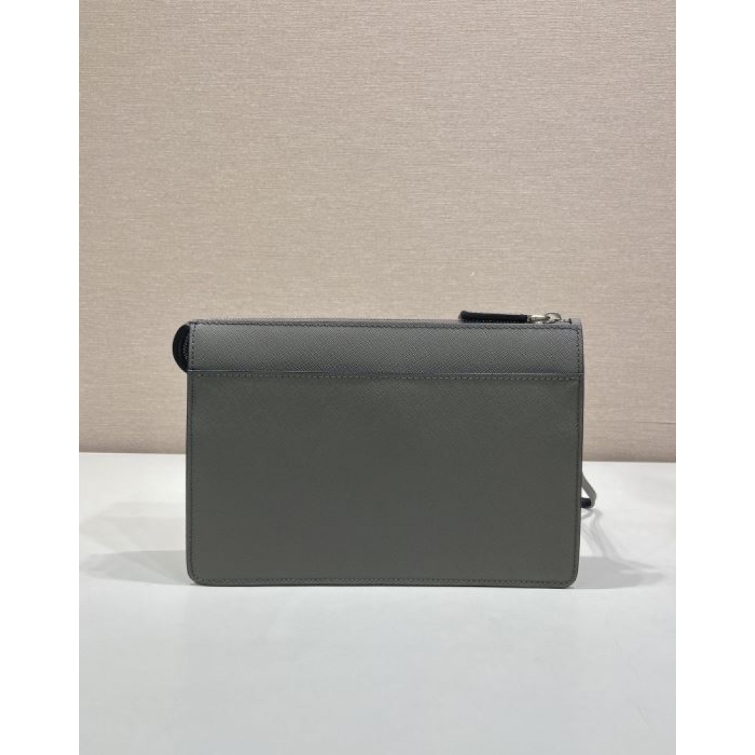 薄型スクエア 手首ストラップ付き PRADA プラダ コピー セカンドバッグ 街歩き 休日のお出かけ