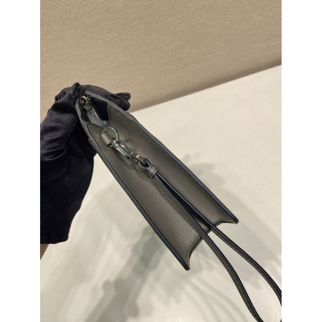 薄型スクエア 手首ストラップ付き PRADA プラダ コピー セカンドバッグ 街歩き 休日のお出かけ