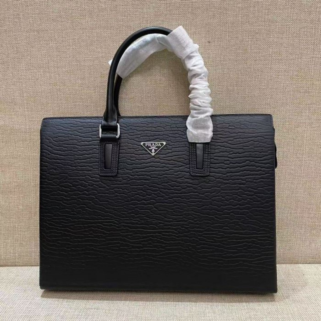 人気上昇 メタルロゴ ダブルハンドル PRADA プラダ コピー ブリーフケース 横型スクエア ビジネスカジュアル