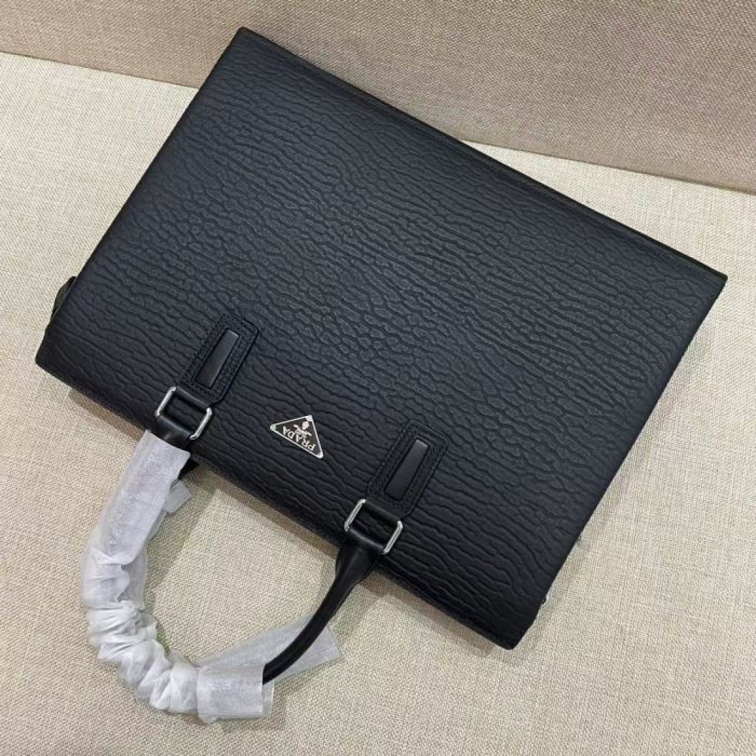 人気上昇 メタルロゴ ダブルハンドル PRADA プラダ コピー ブリーフケース 横型スクエア ビジネスカジュアル