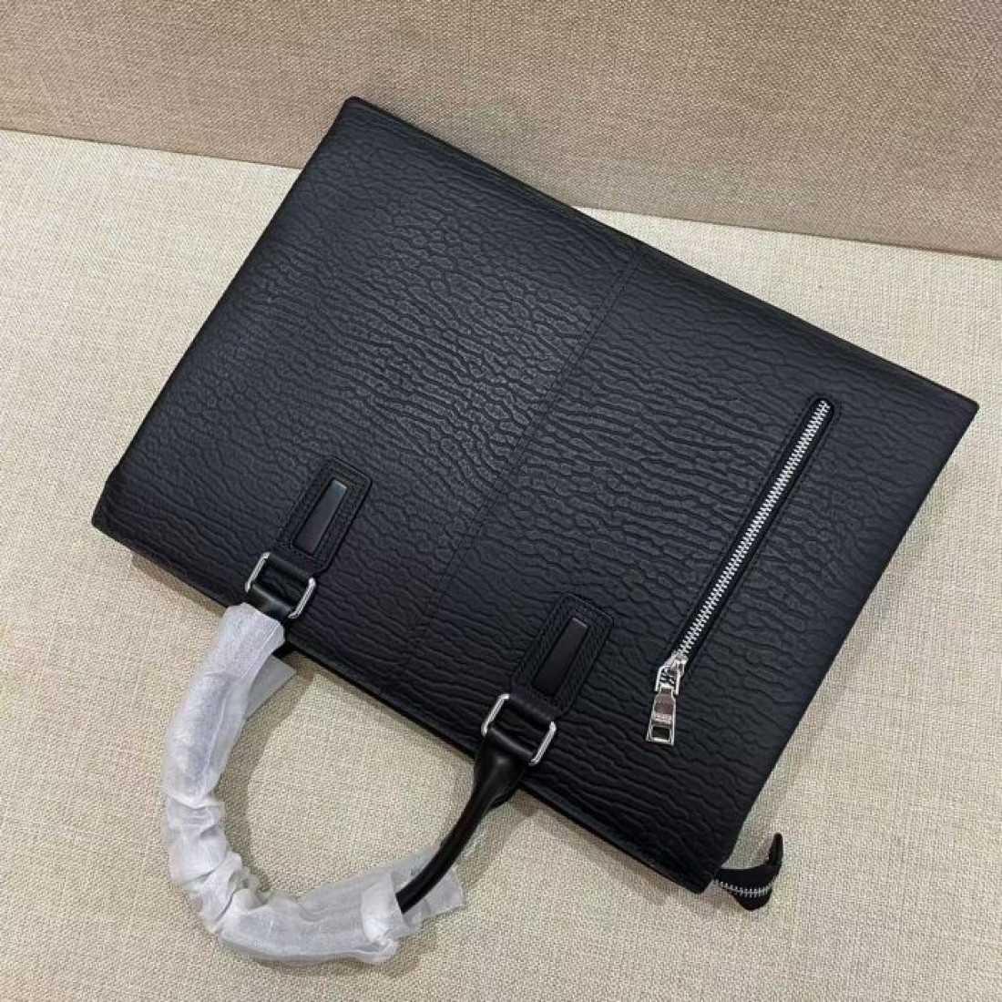 人気上昇 メタルロゴ ダブルハンドル PRADA プラダ コピー ブリーフケース 横型スクエア ビジネスカジュアル