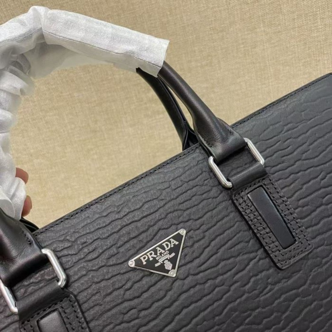 人気上昇 メタルロゴ ダブルハンドル PRADA プラダ コピー ブリーフケース 横型スクエア ビジネスカジュアル