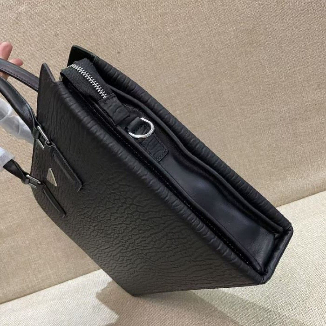人気上昇 メタルロゴ ダブルハンドル PRADA プラダ コピー ブリーフケース 横型スクエア ビジネスカジュアル