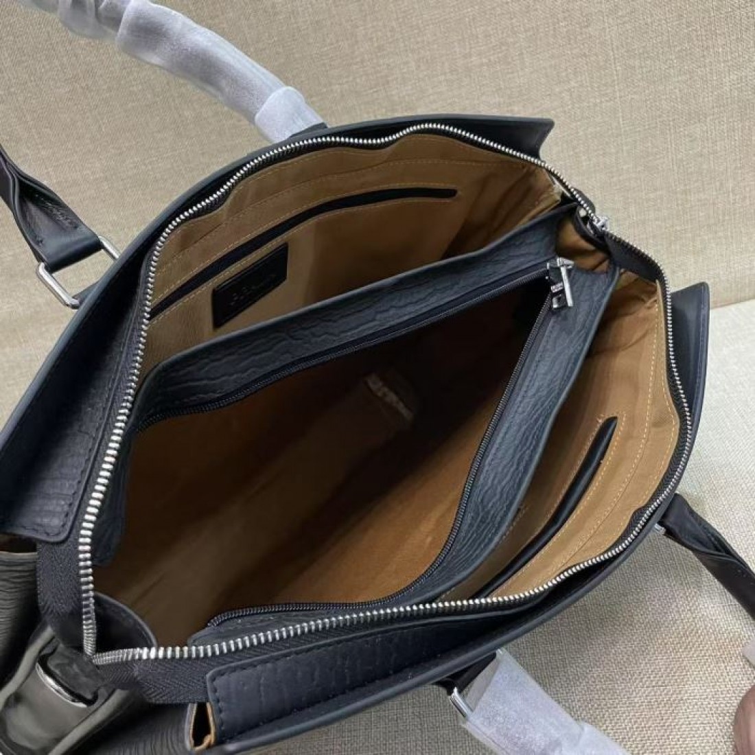 人気上昇 メタルロゴ ダブルハンドル PRADA プラダ コピー ブリーフケース 横型スクエア ビジネスカジュアル