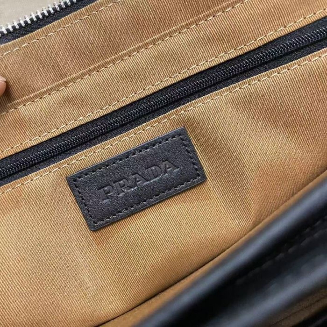 人気上昇 メタルロゴ ダブルハンドル PRADA プラダ コピー ブリーフケース 横型スクエア ビジネスカジュアル