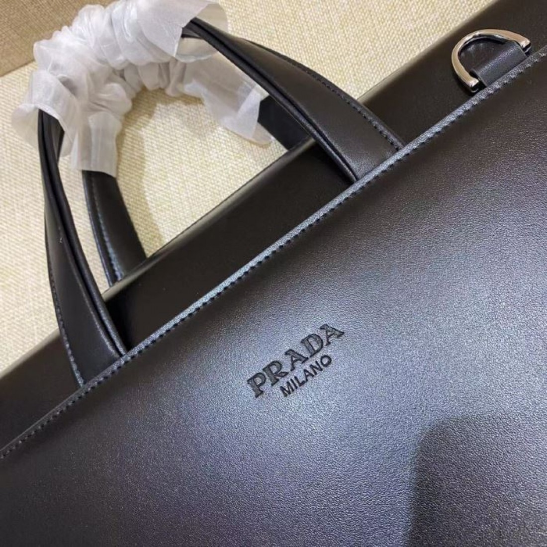 洗練レザー調 スリムデザイン PRADA プラダ コピー ハンドバッグ ブラック ブラウン 通勤出張 オフィススタイル